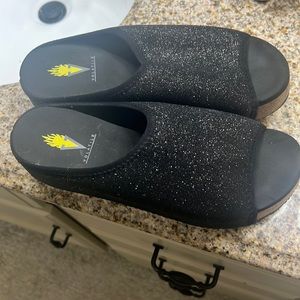 Volatile low platform shoes